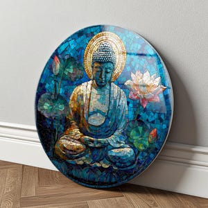 Peut inclure: Une œuvre d'art en mosaïque ronde représentant un Bouddha assis avec un halo doré. L'œuvre est principalement bleue, avec des accents dorés, bruns et roses. Des fleurs de lotus et des feuilles entourent le Bouddha, créant une scène sereine et spirituelle.