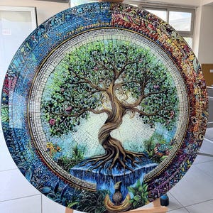 Peut inclure: Une grande œuvre d'art en mosaïque circulaire représentant un arbre central au tronc torsadé et au feuillage vert. L'œuvre est composée de petites tuiles colorées dans des tons de bleu, rouge, orange et vert, disposées en un motif détaillé.