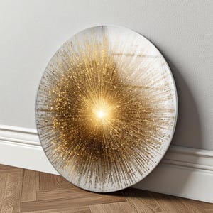 Könnte beinhalten: Ein rundes Wandkunstwerk mit einem auffälligen goldenen Burst-Design. Das Kunstwerk zeigt eine zentrale, helle Lichtquelle mit radialen Linien und kleinen, funkelnden Details, die einen dynamischen visuellen Effekt erzeugen. Das Stück ist vor einem weißen Hintergrund.