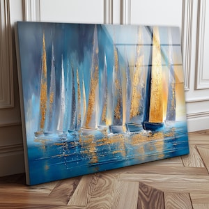 Peut inclure: Peinture abstraite de voiliers sur une mer bleue. Les voiles sont un mélange d'or et de blanc, avec un ciel et de l'eau bleus. L'œuvre est affichée sur une toile.