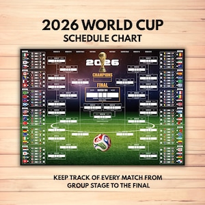 Può includere: Un grafico del calendario della Coppa del Mondo 2026 con un tabellone del torneo, bandiere nazionali, spazi per le partite e una grafica centrale di un pallone da calcio. Il design include il testo 2026, Champions, Final e Match 104, New York.