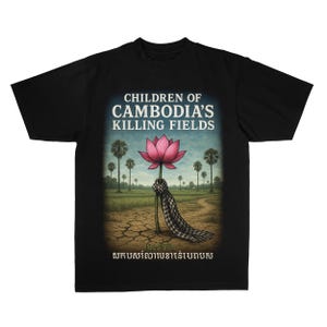 Puede incluir: Camiseta negra con el texto "CHILDREN OF CAMBODIA'S KILLING FIELDS" y una flor de loto rosa. El diseño incluye un paisaje con palmeras y una bufanda a cuadros.