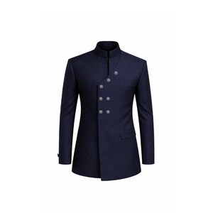Op de afbeelding: Een marineblauwe blazer met een opstaande kraag en een asymmetrische knoopsluiting. De blazer heeft een getextureerd paneel aan de linkerkant en een enkele zak. De knopen zijn zilverkleurig.