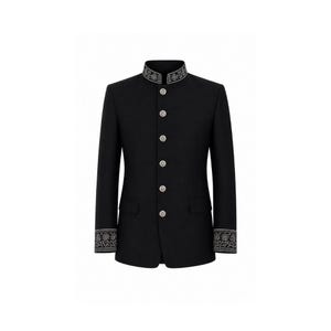 Puede incluir: Chaqueta negra con cuello mao y botones plateados. La chaqueta presenta bordados plateados en el cuello y los puños. El corte entallado y los adornos detallados sugieren ropa formal.