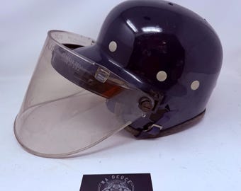 Vintage helm voor oproeruitrusting van de militaire politie met metalen gezichtsschild