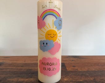 Taufkerze Regenbogen mit Sonne & Wolken personalisiert – weiße Kerze mit Name und Datum, handgemacht, Geschenk Taufe, Patenkerze