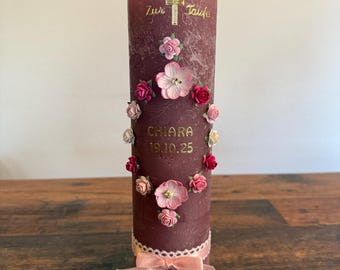 Vela rústica rosa para batizado de meninas, com motivo floral, personalizável com nome e data.