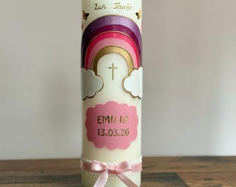 Personalisierte Regenbogen Taufkerze mit Namen und Datum für Mädchen in Rosa.