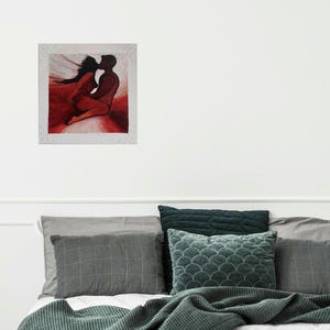 Könnte beinhalten: Eine weiße Keramik-Tasse mit schwarzem Henkel und dem Text "But First, Coffee" in handschriftlichem Stil. Die Tasse steht auf einer weißen Oberfläche. Die Tasse hat wahrscheinlich 325 ml.