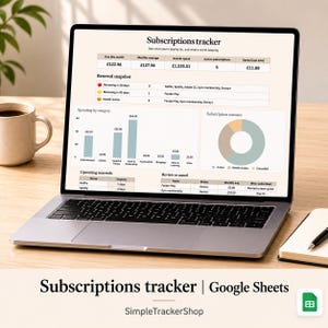 Op de afbeelding: Een laptop toont een "Subscriptions tracker" spreadsheet met maandelijkse uitgaven, verlengingen en abonnementsstatussen. Het scherm bevat grafieken en gegevenstabellen. Een koffiemok, notitieboek en pen liggen op het houten bureau. De tekst "Subscriptions tracker | Google Sheets" is zichtbaar.