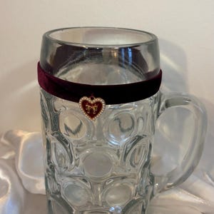 Correa de terciopelo hecha a mano para jarras de cerveza – Banda elástica de cristal con dije | Accesorio Dirndl
