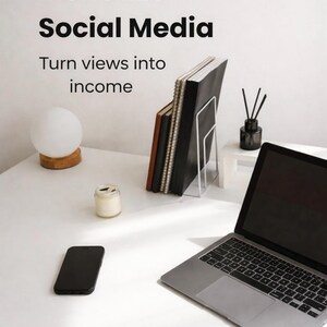 Peut inclure: Un espace de travail avec un ordinateur portable, un smartphone et des cahiers. Le texte "Monétiser les médias sociaux" et "Transformer les vues en revenus" est affiché. Une bougie, une lampe et un diffuseur sont également sur le bureau blanc.