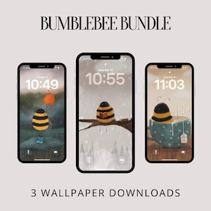 Könnte beinhalten: Drei Smartphone-Bildschirme mit skurrilen Hintergrundbildern zum Thema Hummel. Die Bildschirme zeigen eine Biene mit Regenschirm, eine Biene, die auf einem Ast liest, und eine Biene in einer Teetasse. Der Text "BUMBLEBEE BUNDLE" und "3 WALLPAPER DOWNLOADS" sind ebenfalls sichtbar.