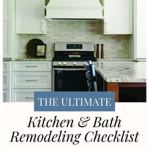 Könnte beinhalten: Ein Küchen- und Bad-Renovierungs-Checkliste mit dem Text "THE ULTIMATE Kitchen & Bath Remodeling Checklist". Das Bild zeigt eine moderne Küche mit weißen Schränken, einem Edelstahlherd und einer Granit-Arbeitsplatte.