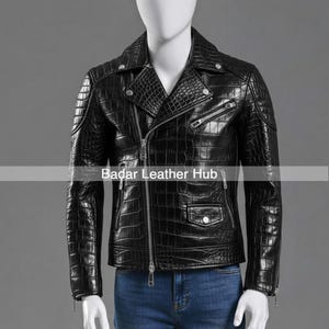 Puede incluir: Chaqueta de cuero negro con textura de piel de cocodrilo. La chaqueta tiene cuello con solapas, múltiples bolsillos con cremallera y cierre frontal con cremallera. El texto "Badar Leather Hub" está impreso en la chaqueta.
