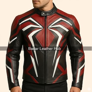 Op de afbeelding: Zwarte, rode en witte leren jas met een opstaande kraag en een ritssluiting. De jas heeft een geometrisch ontwerp op de borst en mouwen. De tekst "Badar Leather Hub" staat op de voorkant.