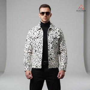 Chaqueta de cuero estilo motero para hombre con estampado de vaca en blanco y negro: una declaración de estilo con mucho estilo.