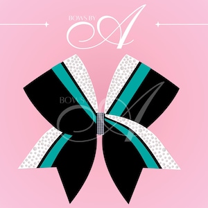 Puede incluir: Un gran lazo de animadora en blanco y negro con una franja turquesa, centrado con un acento de pedrería. El lazo está sobre un fondo rosa con estrellas blancas y el texto "BOWS BY A".