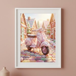 Peut inclure: Impression encadrée d'un scooter rose et blanc rayé de bonbons garé sur une rue pavée. Le fond montre des maisons en pain d'épices et des arbres en canne à sucre, créant une scène fantaisiste et sucrée. Le scooter a une selle marron et des pneus noirs.