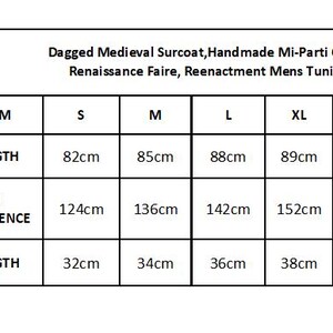 Peut inclure: Un tableau des tailles pour un surcot m&eacute;di&eacute;val &agrave; dagues et un costume mi-parti fait main. Le tableau indique les tailles S, M, L, XL et XXL avec des mesures en cm pour la longueur totale, la circonf&eacute;rence et la longueur de bras. Logo visible.