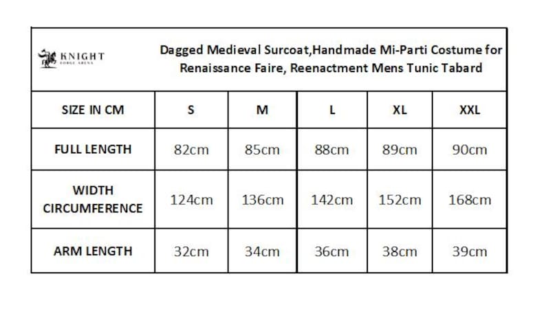Peut inclure: Un tableau des tailles pour un surcot m&eacute;di&eacute;val &agrave; dagues et un costume mi-parti fait main. Le tableau indique les tailles S, M, L, XL et XXL avec des mesures en cm pour la longueur totale, la circonf&eacute;rence et la longueur de bras. Logo visible.