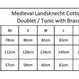Peut inclure: Un tableau des tailles pour un pourpoint ou une tunique m&eacute;di&eacute;vale Landsknecht en toile de coton avec des aiguillettes en laiton. Le tableau indique les tailles de XS &agrave; XXL, avec les mesures en centim&egrave;tres pour la longueur, la largeur et les manches.