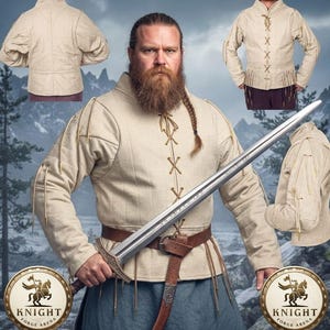 Handgjord vapendoublett från 1300-talet - Medeltida vadderad jacka med mässingsspetsar - KFA-1016