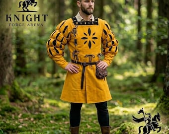 Peut inclure: Une tunique jaune moutarde avec des manches bouffantes noires à fentes verticales, une application noire en forme d'étoile sur la poitrine et une ceinture en cuir marron foncé avec une pochette. Portée sur un pantalon noir et des bottes en cuir.