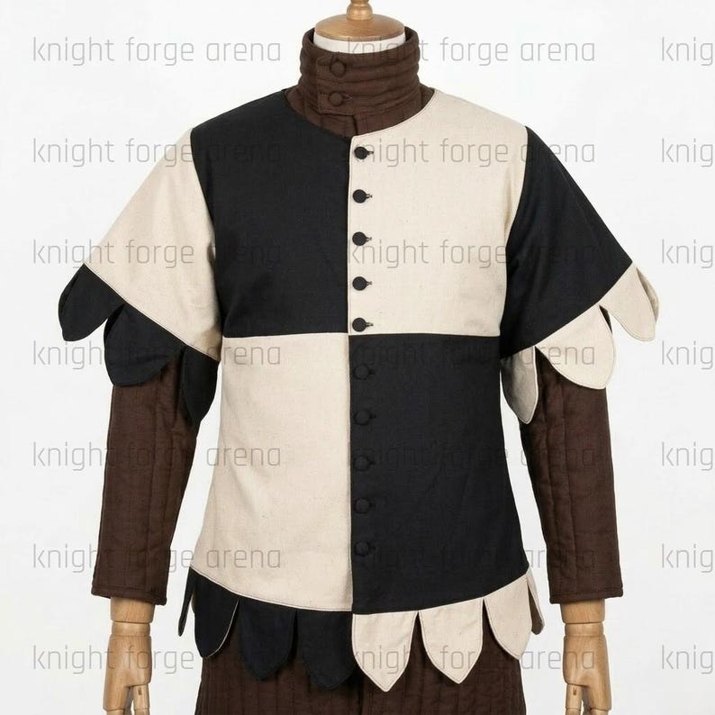 Peut inclure: Un pourpoint pr&eacute;sentant un motif &agrave; damier noir et cr&egrave;me sur le torse avec un col haut et des manches longues marron. Le v&ecirc;tement comprend une rang&eacute;e centrale de boutons et un ourlet festonn&eacute; le long de la taille et des manches courtes.