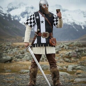 Pode incluir: Uma pessoa com uma fantasia em estilo viking, segurando uma espada e um chifre para beber. A roupa inclui uma túnica xadrez em preto e branco, um cinto de couro e botas forradas de pele. Um capacete de metal e uma pequena bolsa de couro completam o conjunto. O fundo apresenta uma paisagem montanhosa.