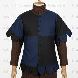 Peut inclure: Un pourpoint avec un corsage &eacute;cartel&eacute; noir et bleu marine, un col montant et des manches longues matelass&eacute;es marron. Le v&ecirc;tement pr&eacute;sente une fermeture boutonn&eacute;e sur le devant et des bords festonn&eacute;s &agrave; la taille et aux &eacute;paules. Texte knight forge arena.