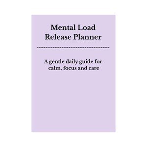 Könnte beinhalten: Ein lavendelfarbener Planer mit dem Titel "Mental Load Release Planner" in schwarzem Text. Unter dem Titel befindet sich eine gestrichelte Linie, und darunter steht der Text: "Ein sanfter täglicher Leitfaden für Ruhe, Konzentration und Pflege."