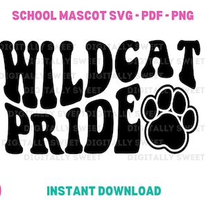 Puede incluir: Diseño gráfico en blanco y negro de una huella de pata y el texto "Wildcat Pride" en un estilo de fuente retro. El texto está rodeado de las palabras "Digitally Sweet".