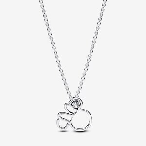 Op de afbeelding: Een zilverkleurige ketting met een hanger in de vorm van een gestileerd muizenhoofdsilhouet met een strik. De hanger bevat een enkele heldere, rondgeslepen edelsteen in het bovenste gedeelte van het ontwerp, hangend aan een fijne ketting.
