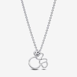 Op de afbeelding: Een zilverkleurige ketting met een hanger in de vorm van een gestileerd hoofd met een strik. De hanger is opgebouwd uit dunne, gepolijste metalen contouren en hangt aan een fijne, bijpassende zilverkleurige ketting met kleine, uniforme schakels.