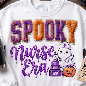 Op de afbeelding: Een wit sweatshirt met lange mouwen met de tekst SPOOKY in oranje en paarse varsity-letters, en de tekst Nurse Era in paars druipend lettertype. Een cartoongeest met een verpleegsterskapje en stethoscoop zit naast medische dozen en een pompoen.