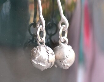 Boucles d'oreilles globe, bijoux de voyage, boucles d'oreilles du monde, boucles d'oreilles de voyage, boucles d'oreilles carte du monde, boucles d'oreilles longues, cadeau de voyageur, cadeau de voyage, dépareillé