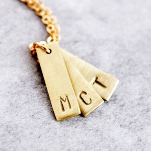 Gravur Initialen Multiple Bar Halskette, Tag Halskette, personalisierter Schmuck, winziger benutzerdefinierter Buchstabe Charm Anhänger, Mutter Geschenk Freundin