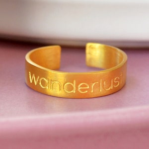 Anillo Wanderlust ajustable hecho a mano, joyería de viaje única, regalo grabado para hombre, regalo personalizado de oro para viajeros, banda inspiradora para el pulgar.