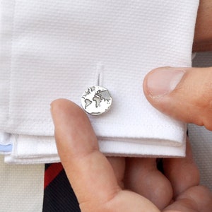 Gemelos de plata con mapa del mundo para novio, gemelos de viaje personalizados para hombre, globo terráqueo grabado, regalo para esposo, novio, papá, regalo hecho a mano.