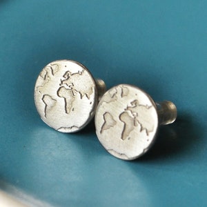 Boucles d'oreilles globe, boucles d'oreilles carte du monde, clous de voyage, cadeau pour femme, messages d'amis de voyage, clous en argent de voyageur, bijoux de voyage, cadeau de départ
