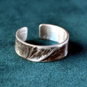 Unieke handgemaakte ring, rustieke ring gesmolten lava, zilveren herensieraden, biologisch ontwerp ruwe sieraden, verstelbare vriendjering met textuur