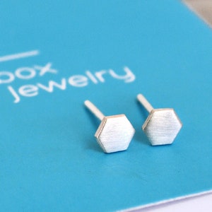 Orecchini a bottone esagonale in argento sterling, piccolo perno esagonale minimalista, semplice poligono geometrico in oro, moderno gioiello a nido d'ape per lei