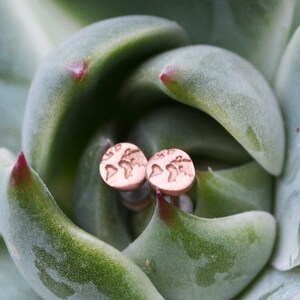 Handgemachte minimalistische Weltkarte Ohrstecker, niedliche kleine Goldohrringe, Reiseschmuck für Frauen, runde Goldohrstecker für Schwester Tochter Reisende