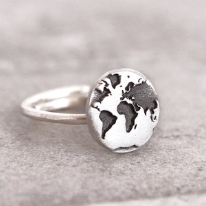 Weltkarte Ring, Reisegeschenk, Reisering, Geschenk für Frauen, Beste Freundin Geschenk, oxidierter Ring, Silberring, Weltring, Inspirationsgeschenk, Abschluss