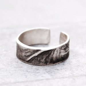 Sterlingzilveren ring, duimring herencadeau, ruwe getextureerde sieraden, geoxideerde zilveren sieraden, man aanwezig, inspirerende minimalistische moderne ring