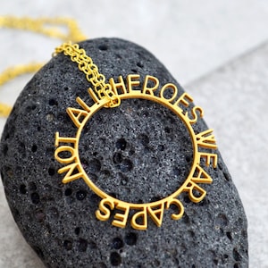 Collar "No todos los héroes llevan capa", regalo de joyería de agradecimiento hecho a mano, para trabajadores esenciales de la salud, colgante simbólico personalizado para uso diario.