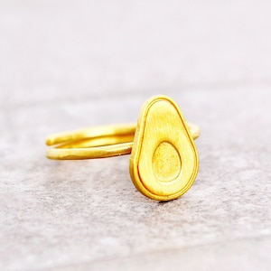 Anillo de aguacate hecho a mano: latón chapado en oro de 24 quilates, ajustable