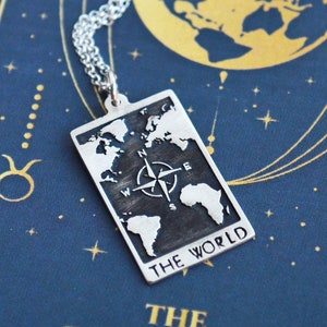 Collier de cartes de tarot carte du monde en argent significatif, bijoux mystiques Wanderlust, cadeau unique pour copain de voyage, cadeau voyageur personnalisé
