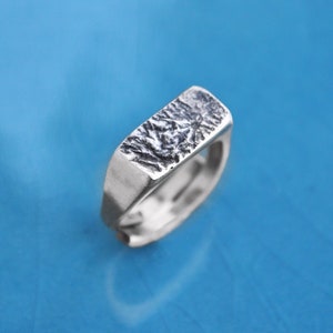 Anel de sinete retangular com textura bruta, anel de lava derretida para homens, anel martelado rústico, presente de cavaleiro para marido, pai ou namorado.